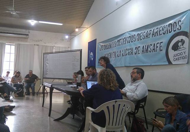 A clases. Más dividido