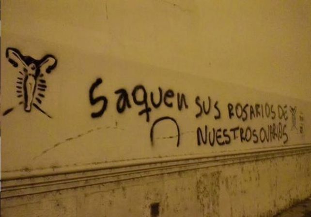{altText(Las pintadas que aparecieron en la Catedral durante la convocatoria de #NiUnaMenos. / gentileza @Veroenesinas.,Aparecieron pintadas en la Catedral tras la concentración en Plaza de Mayo)}