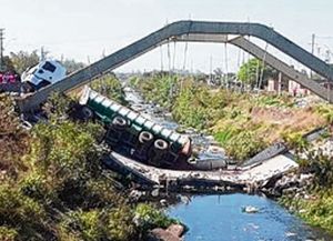 Un puente cayó por el peso de un camión en Tucumán