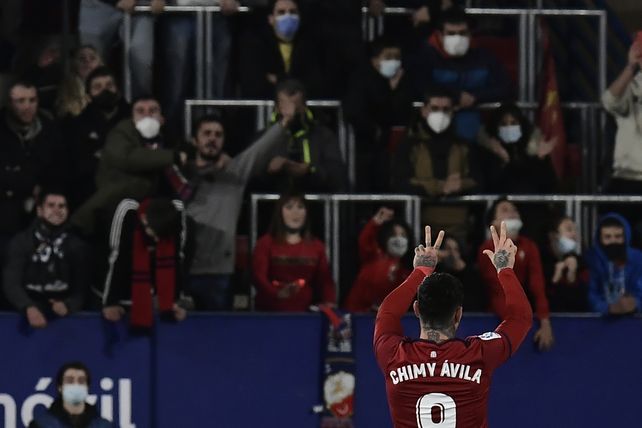 El delantero rosarino Chimy Ávila amargó a Barcelona