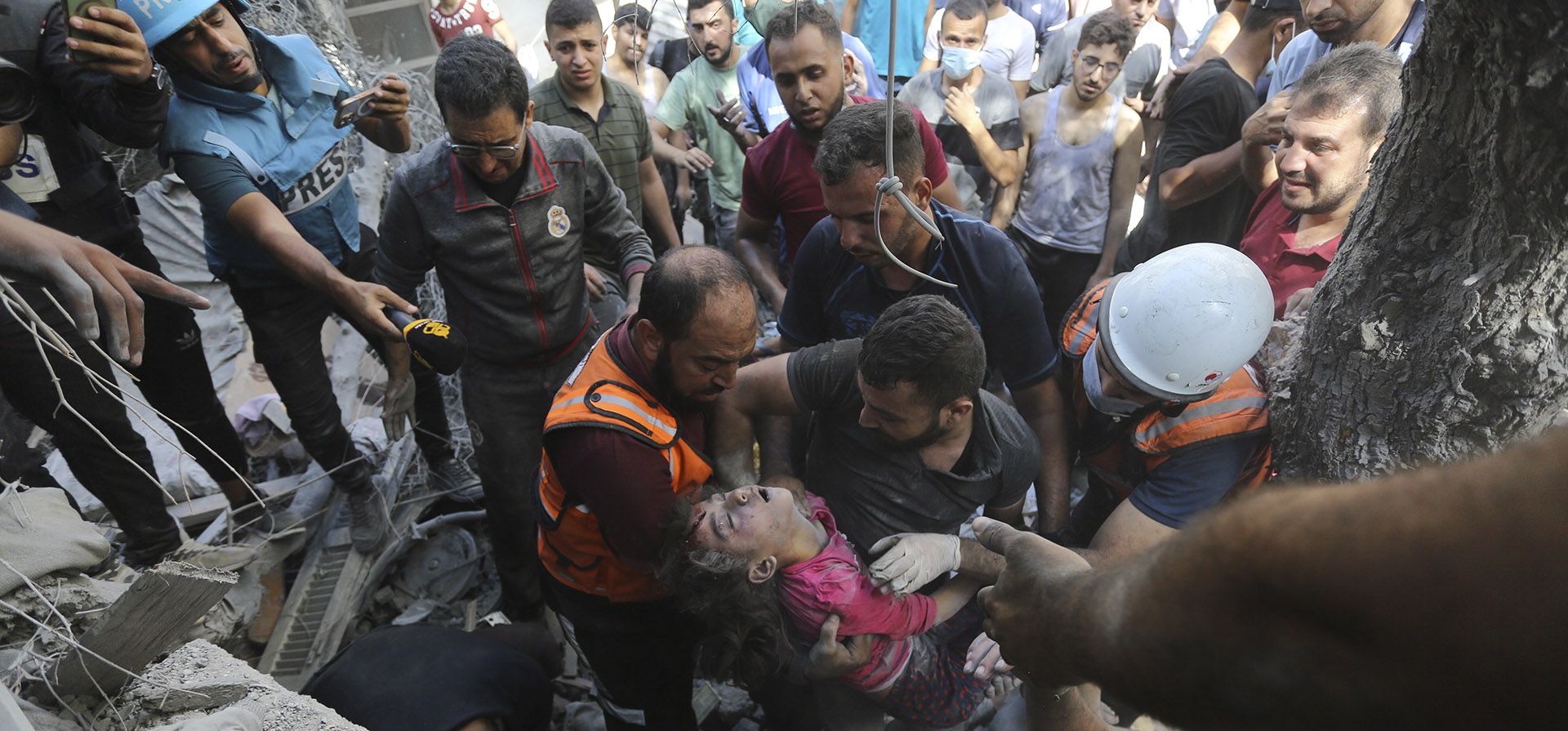 Palestinos rescatan a un niño de entre los escombros tras ataques aéreos israelíes en Ciudad de Gaza, en la Franja de Gaza, el miércoles 17 de octubre de 2023. (AP Foto/Abed Khaled) Palestinos rescatan a un niño de entre los escombros tras ataques aéreos israelíes en Ciudad de Gaza, en la Franja de Gaza, el miércoles 17 de octubre de 2023. (AP Foto/Abed Khaled)