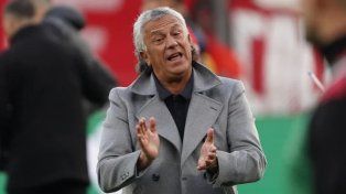Pipo Gorosito continuará siendo el entrenador de Colón, a pesar de su enojo tras la derrota del último partido.