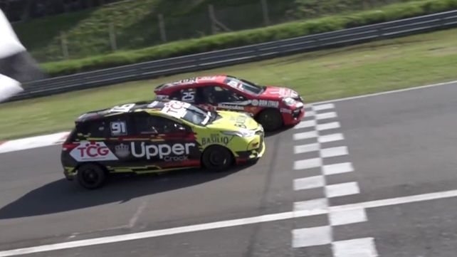 Tremendo final. Alejo Borgiani le gana por la trompa a Iñaki beitia. Fue la segunda serie de la Clase 2 del Turismo Nacional en Rosario.