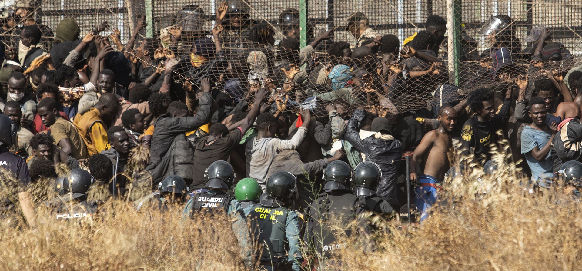 Migrantes llegan a territorio español después de cruzar las vallas que separan el enclave español de Melilla de Marruecos en Melilla, España, el viernes 24 de junio de 2022. (Foto AP/Javier Bernardo)