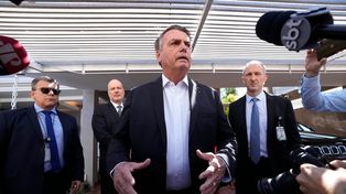 El ex mandatario responde a los periodistas luego del operativo en su residencia.