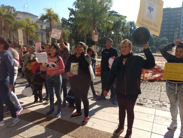 Reclamo. Madre y abuela de Carlos reclaman rapidez por el crimen del joven.