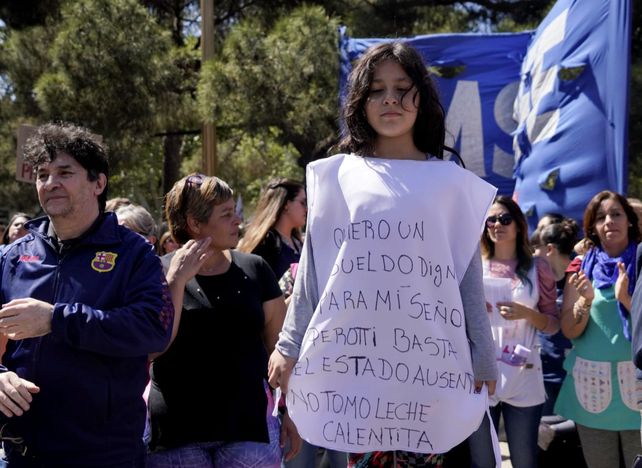 Docentes pidieron sueldos dignos y expresaron su bronca por los descuentos frente a Gobernación