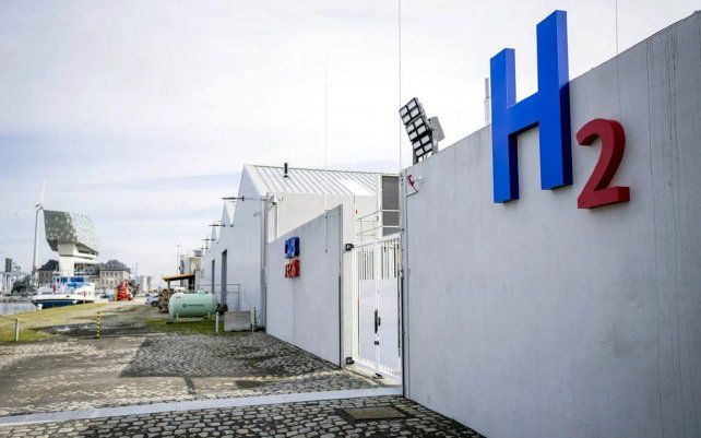 Estación de carga de energía de hidrógeno multimodal CMB.TECH en Amberes.. Es la primera estación de servicio multimodal del mundo que puede suministrar hidrógeno a barcos, remolques de tubo, automóviles, camiones y autobuses.