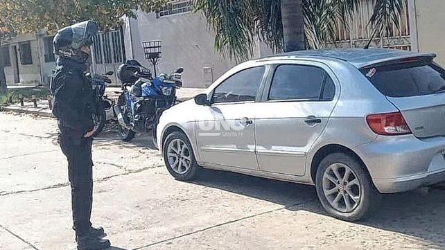 Olvidado. Así quedó el auto estacionado en barrio Roma por un hombre de 71 años que pensó que se lo habían robado.&nbsp;