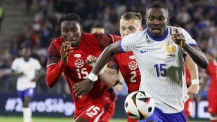 El francés Marcus Thuram, a la derecha, disputa el balón con el canadiense Alistair Johnston, en el centro, y el canadiense Moise Bombito durante el partido amistoso internacional de fútbol entre Francia y Canadá en el estadio Matmut Atlantique en Burdeos, suroeste de Francia, el domingo 9 de junio de 2024. (Foto AP/Yohan Bonnet)