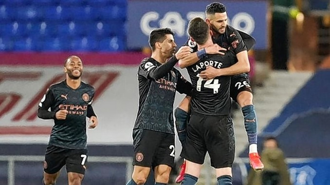 Manchester City venció al Everton por 3-1 y le sacó 10 puntos de ventaja al Manchester United.