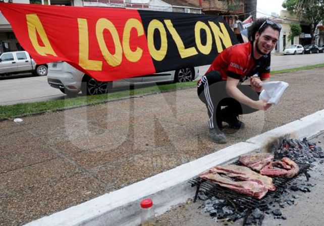 La previa del clásico: a puro chori, asado y amigos