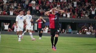 Jerónimo Gómez Mattar se lamenta. Recién había entrado y quedó para el segundo, pero el arquero de Tigre se lo sacó. Los chicos de Newell’s sí respondieron.