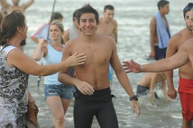 Cruzó el Río de la Plata a nado por una causa solidaria y la gente no le cumplió