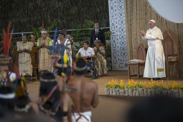 encuentro. Francisco confraternizó con los representantes de las poblaciones originarias de la Amazonia. Llegaron incluso desde Brasil.