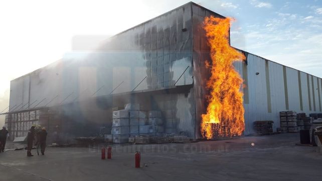 Voraz incendio en un depósito de Riomat