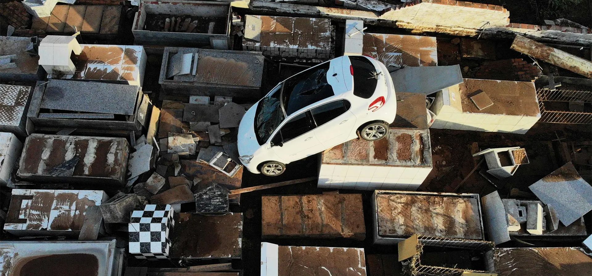 Caraá, Brasil. Un ciclón dejó un automóvil destruido encima de lápidas en un cementerio. Al menos 13 personas murieron y miles se vieron obligadas a abandonar sus hogares durante la tormenta. Fotografía: Silvio Avila/AFP/Getty Images Caraá, Brasil. Un ciclón dejó un automóvil destruido encima de lápidas en un cementerio. Al menos 13 personas murieron y miles se vieron obligadas a abandonar sus hogares durante la tormenta. Fotografía: Silvio Avila/AFP/Getty Images