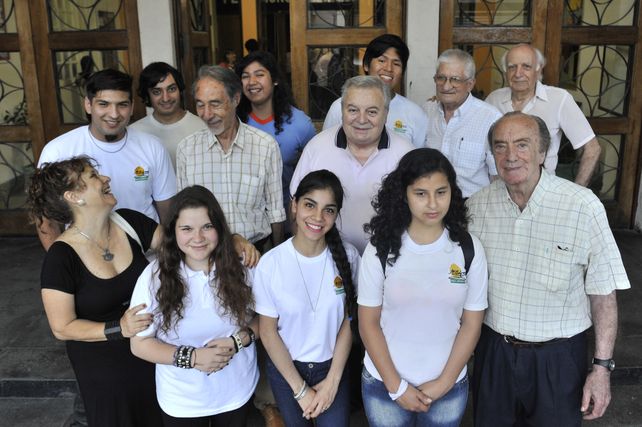 generaciones. Graduados de 1955 junto a alumnos del grupo “Que Viva la Memoria” y del centro de estudiantes. (Virginia Benedetto / La Capital)