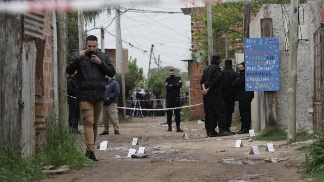 Las vainas marcadas en el suelo del pasillo evidencian la furia con la que dispararon los agresores.