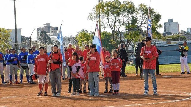 El torneo de sóftbol es organizado por Talleres.