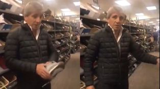 El ministro de Economía fue escrachado mientras compraba zapatillas en un comercio de Estados Unidos.&nbsp;