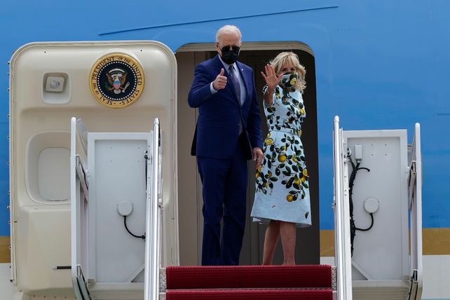 Pulgar arriba. El mandatario norteamericano y la primera dama saludan desde los escalones del avión.