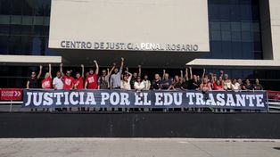 Militantes de Ciudad Futura, el partido político al que pertenecía Eduardo Trasante, frente al Centro de Justicia Penal donde se lleva a cabo el juicio.