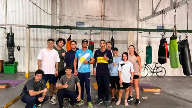 Cloroformo López acompañado por sus pupilos en el gimnasio de la entidad Albiverde.