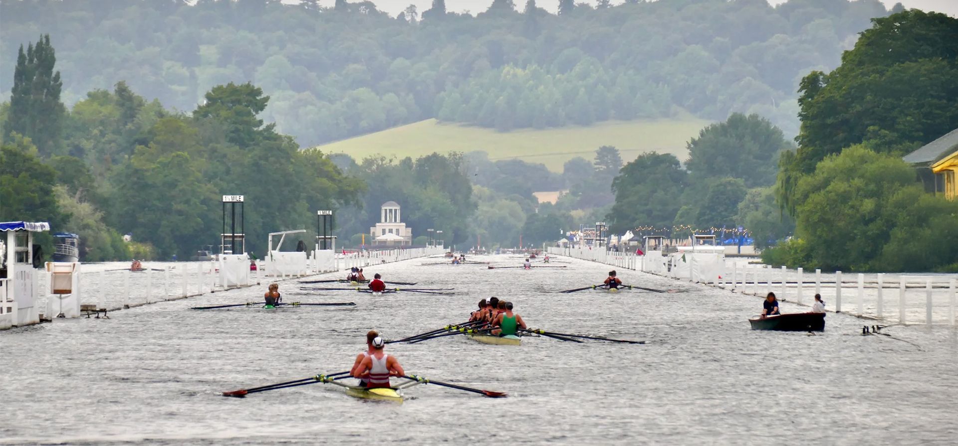 Remeros en el río Támesis en una mañana nublada y fresca en el segundo día de la Henley Royal Regatta, en contraste con el calor extremo del primer día, Támesis, Oxfordshire. Fotografía: Geoffrey Swaine/Shutterstock Remeros en el río Támesis en una mañana nublada y fresca en el segundo día de la Henley Royal Regatta, en contraste con el calor extremo del primer día, Támesis, Oxfordshire. Fotografía: Geoffrey Swaine/Shutterstock