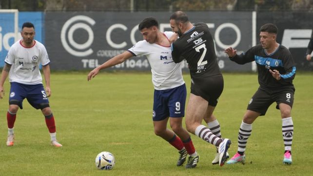 Franco Fernández lucha contra la defensa de Atlas