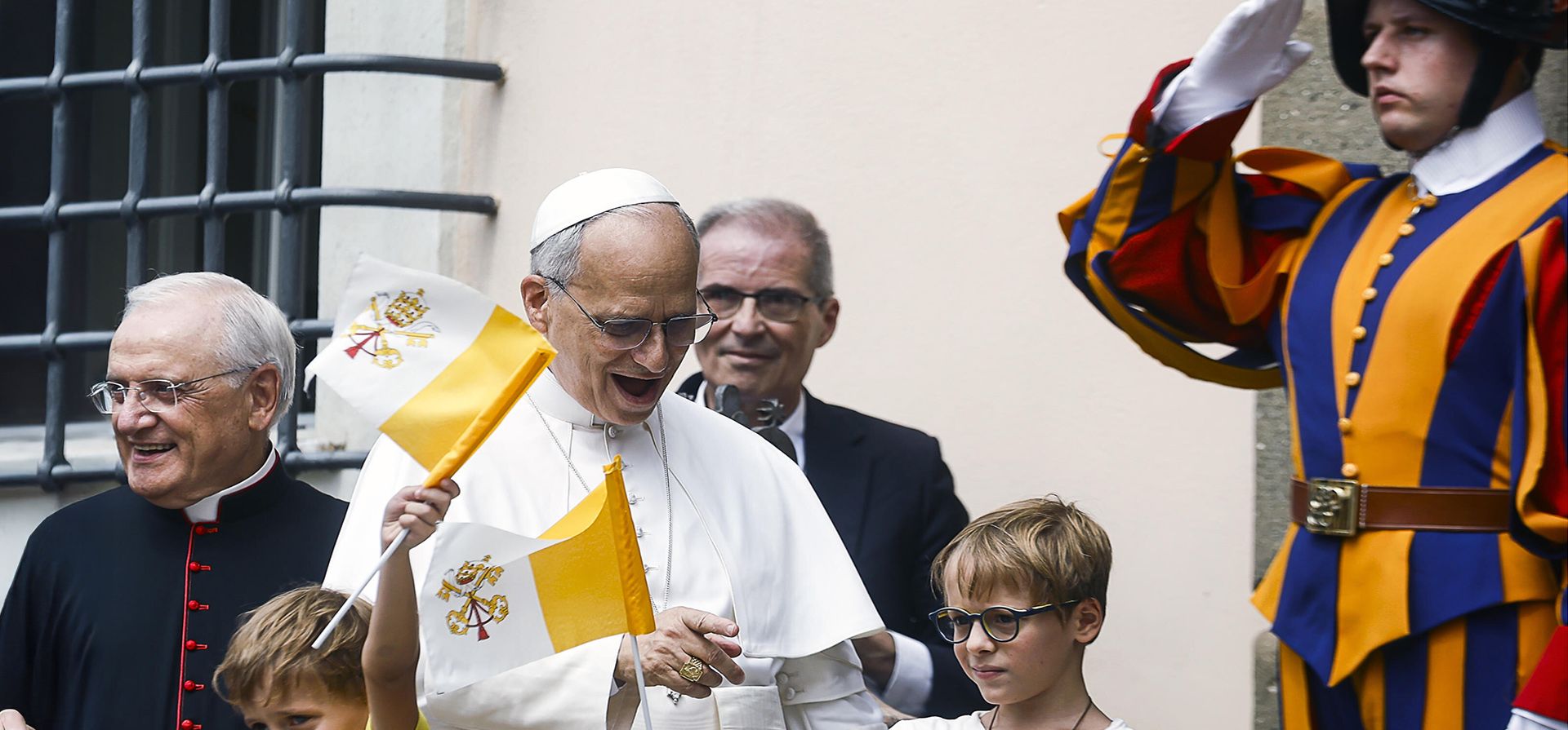 El papa León XIV saluda a los niños al final del rezo del Ángelus en Castel Gandolfo, Italia, el viernes 15 de agosto de 2025. (Angelo Carconi/Pool Via AP) El papa León XIV saluda a los niños al final del rezo del Ángelus en Castel Gandolfo, Italia, el viernes 15 de agosto de 2025. (Angelo Carconi/Pool Via AP)
