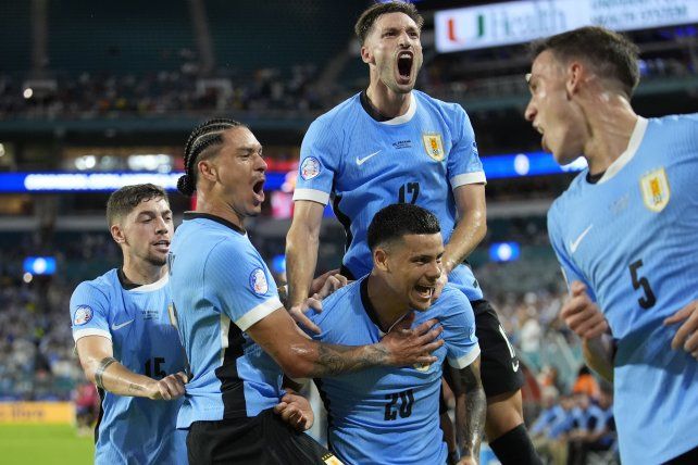 Marea celeste. Maximiliano Araujo (20) grita el gol de la apertura ante Panamá. El equipo de Bielsa arrancó bien.