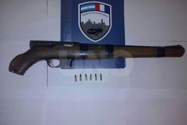 La carabina secuestrada en barrio San Lorenzo.