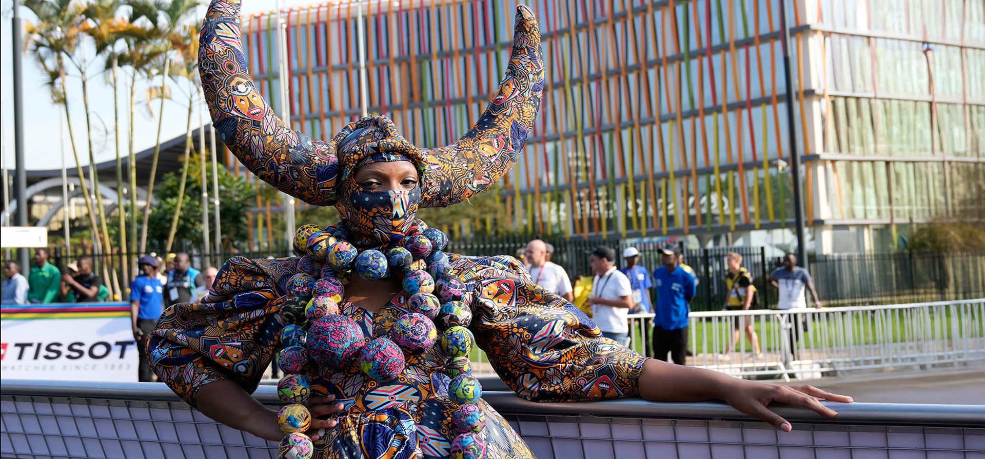 Una mujer permanece junto a la pista durante la carrera de ruta masculina sub-23, en el Campeonato Mundial de Ciclismo de Ruta en Kigali, Ruanda, el viernes 26 de septiembre de 2025. (Foto AP/Jerome Delay) Una mujer permanece junto a la pista durante la carrera de ruta masculina sub-23, en el Campeonato Mundial de Ciclismo de Ruta en Kigali, Ruanda, el viernes 26 de septiembre de 2025. (Foto AP/Jerome Delay)
