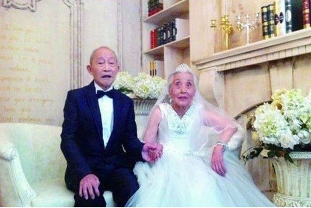 Una pareja de ancianos se fotografía por primera vez con trajes de boda