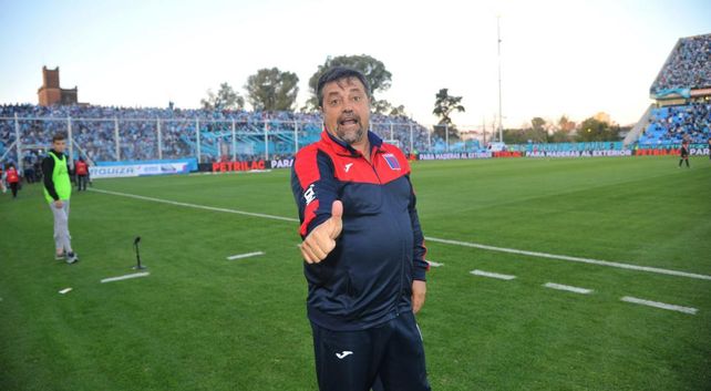 Caruso Lombardi vuelve a ponerse el buzo de DT