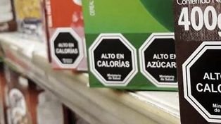 Deberán exhibir en góndolas los productos con sellos que identifiquen los excesos de azúcar, sal y grasa