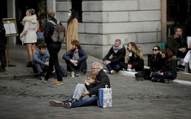 Tras meses de encierro los ingleses retoman las actividades restringidas