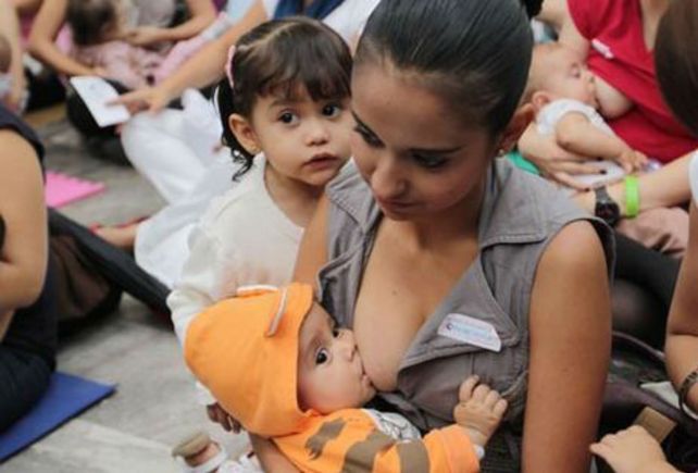 Nena mamá. Una adolescente y su hijito en un centro de contención.