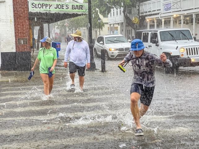 Miami se prepara para Elsa mientras sigue buscando víctimas del derrumbe