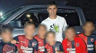 Newells sancionó a seis juveniles por tomarse una foto con un jugador de Central.