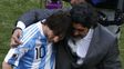 A los abrazos. Messi junto a Diego Maradona en el Mundial de Sudáfrica 2010. Era el mimado del DT.
