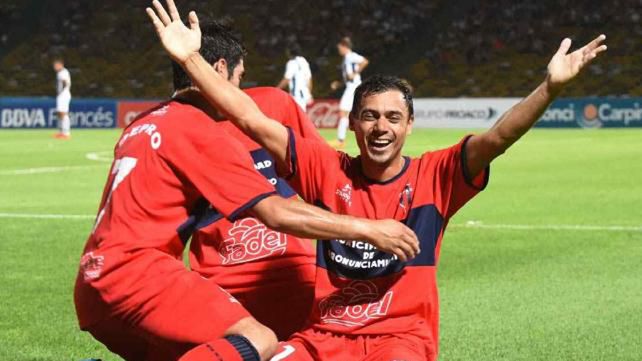 Robles cerca de Gimnasia de Concepción