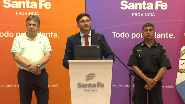 El gobernador Pullaro otorgando aumento a los policías que protestaron