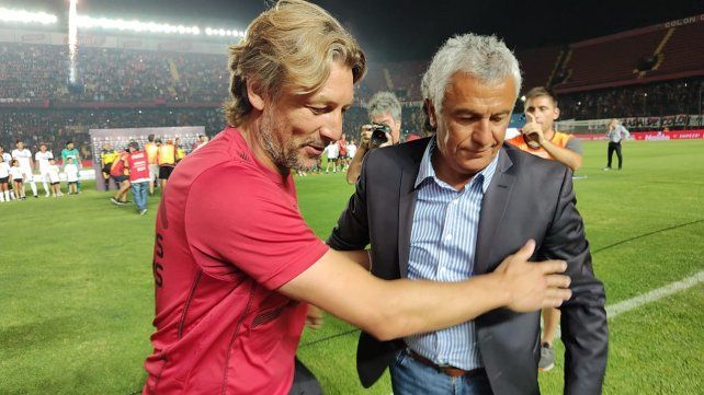 Gabriel Heinze se saluda con Pipo Gorosito en la previa del partido.