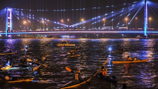 El Puente Colgante iluminó la noche patria