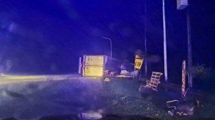 Caos y saqueos en Laguna Paiva: un camión con pollos congelados volcó y fue abordado por más de 300 vecinos