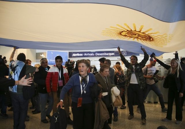 malvinas. Los familiares y amigos de los soldados identificados desplegaron sus banderas en Ezeiza.