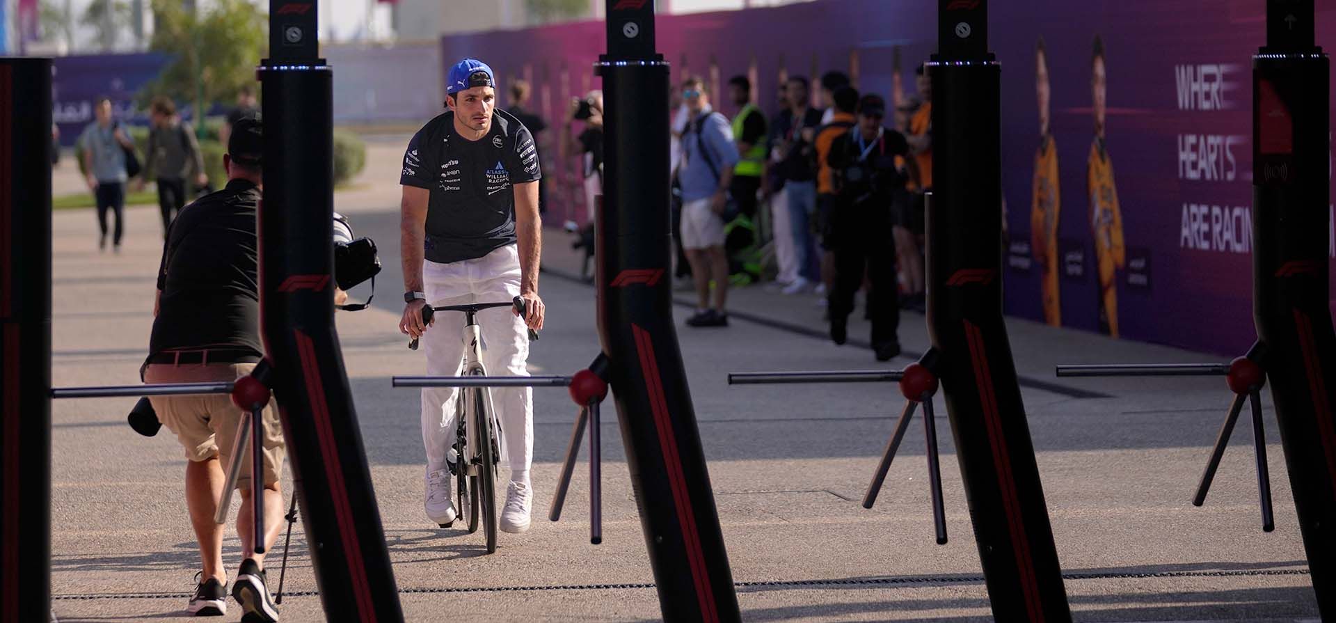 El piloto español de Williams, Carlos Sainz, llega en bicicleta al Circuito Internacional de Lusail antes del Gran Premio de Fórmula Uno de Qatar, en Lusail, Qatar, el jueves 27 de noviembre de 2025. (Foto AP/Altaf Qadri) El piloto español de Williams, Carlos Sainz, llega en bicicleta al Circuito Internacional de Lusail antes del Gran Premio de Fórmula Uno de Qatar, en Lusail, Qatar, el jueves 27 de noviembre de 2025. (Foto AP/Altaf Qadri)