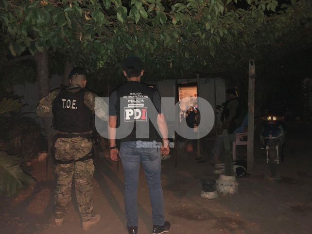 Detención. Los pesquisas luego de la irrupción de la Tropa de Operaciones Especiales.&nbsp;